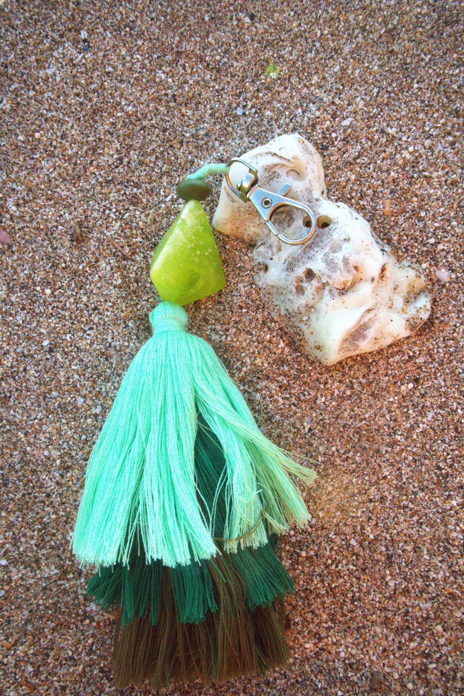 Gantungan kunci resin rumbai susun